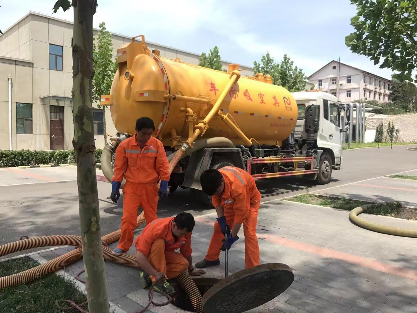 畅好乡化粪池清理与5-8吨吸粪车施工效率分析
